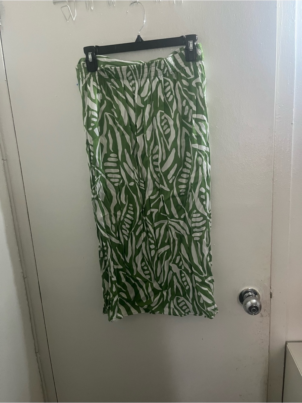 House of Harlow Green and White Leaf Print Maxi Skirt - Picture 2 of 4